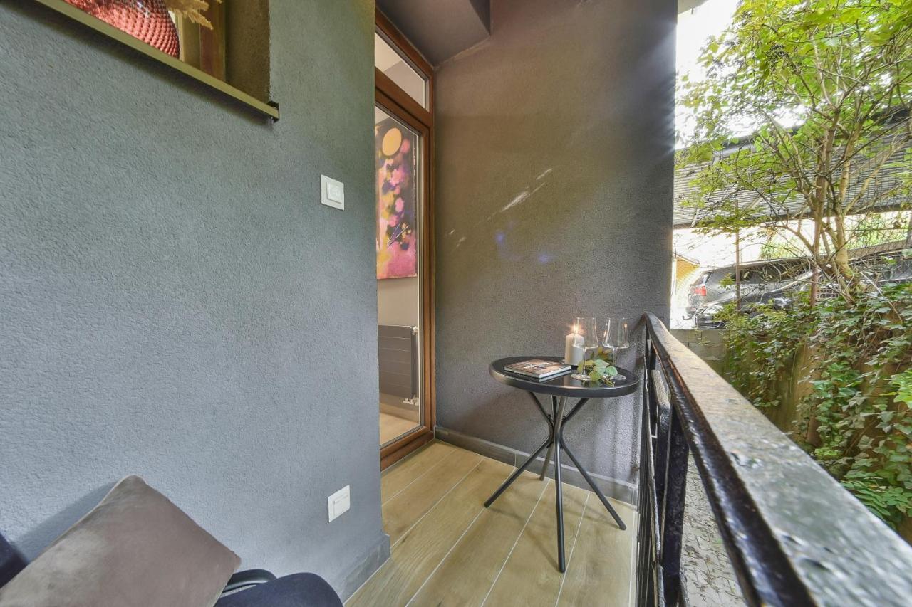 Chalupku - Luxurious Apartment 70M2 In Direct Centrum With Parking Included, Air-Conditioned, Balcony, Quiet Sleep, Best In Town Банска-Бистрица Экстерьер фото