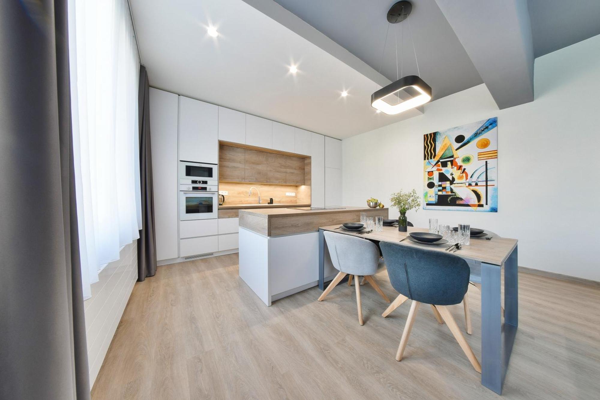 Chalupku - Luxurious Apartment 70M2 In Direct Centrum With Parking Included, Air-Conditioned, Balcony, Quiet Sleep, Best In Town Банска-Бистрица Экстерьер фото