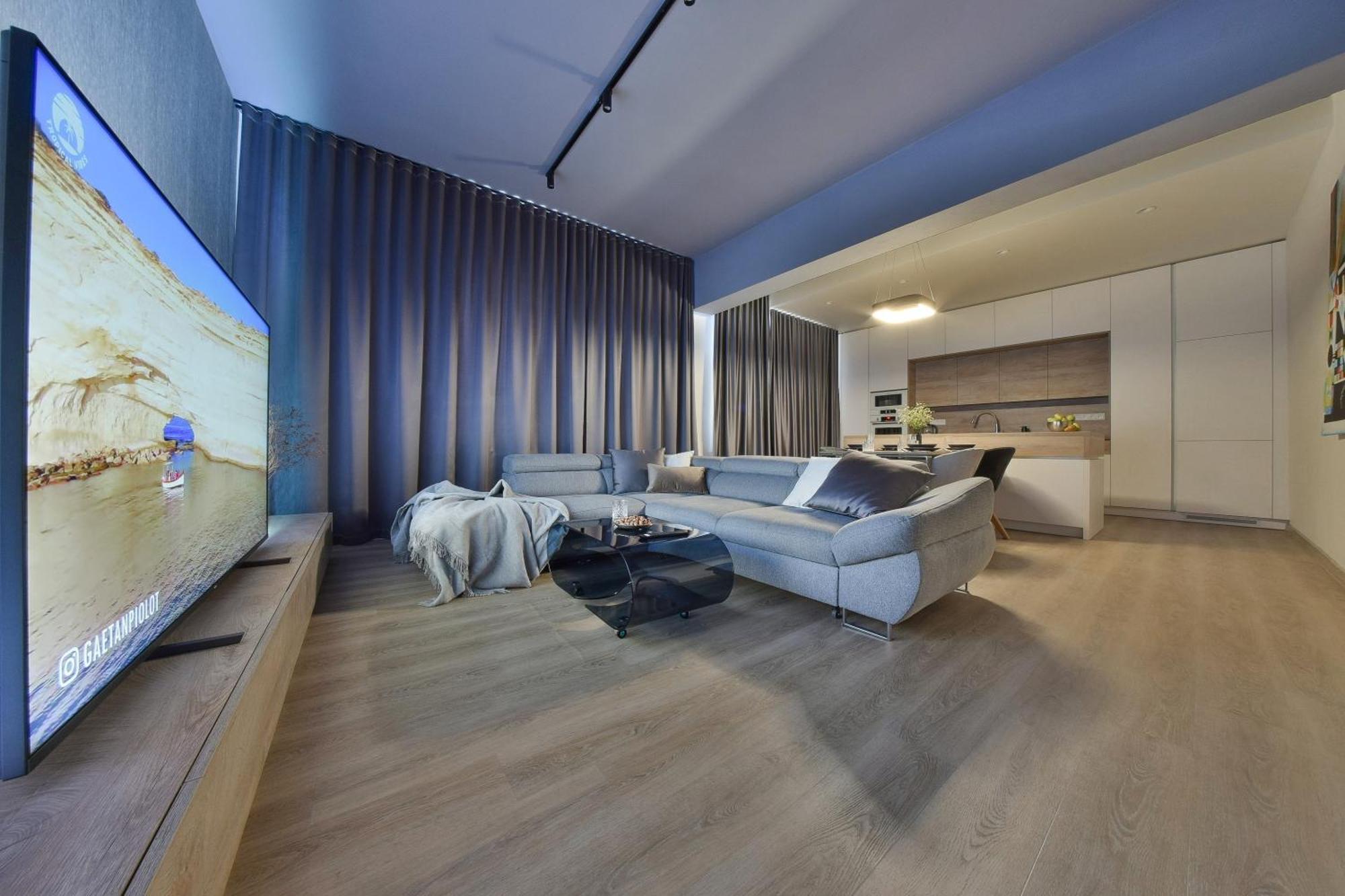 Chalupku - Luxurious Apartment 70M2 In Direct Centrum With Parking Included, Air-Conditioned, Balcony, Quiet Sleep, Best In Town Банска-Бистрица Экстерьер фото