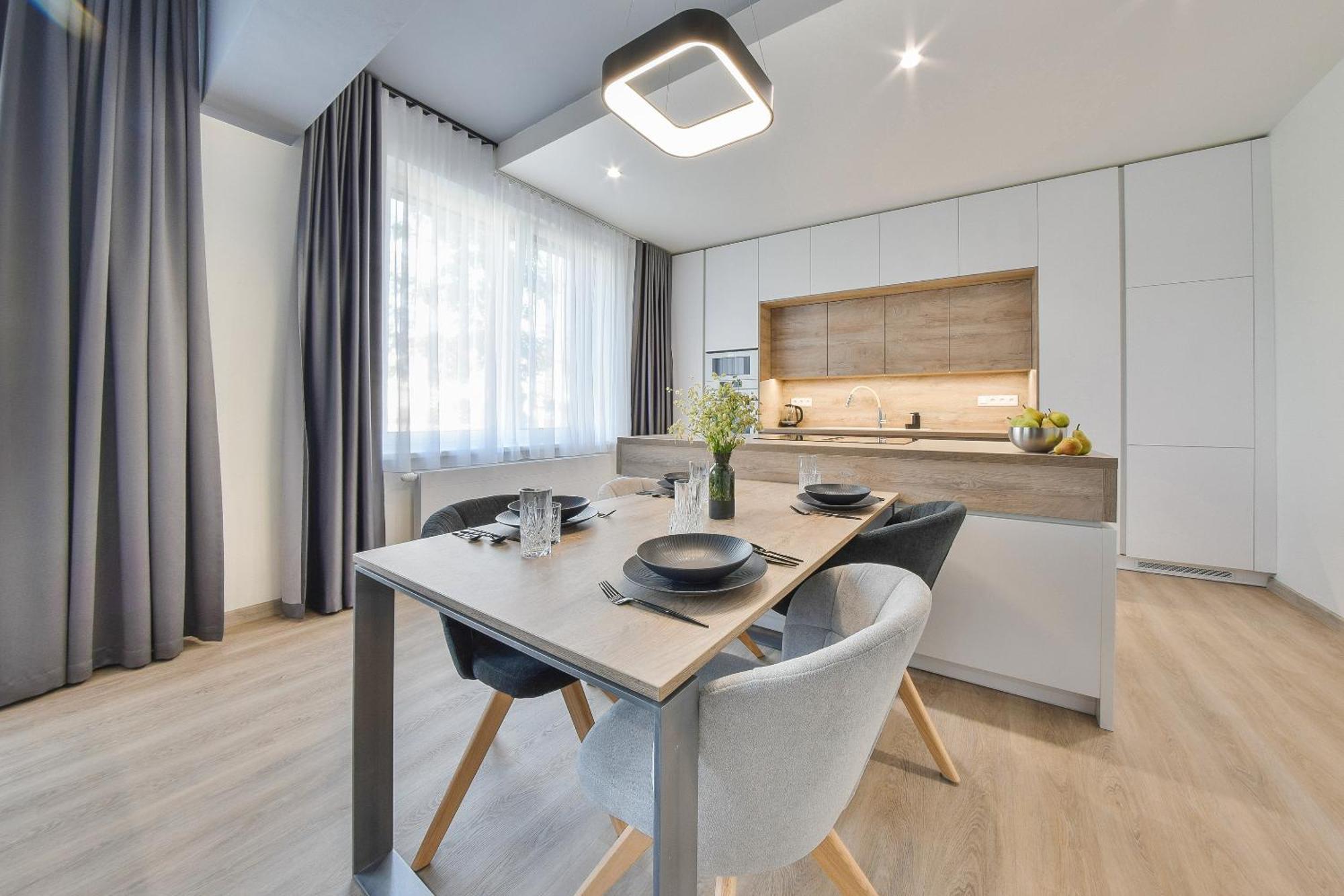 Chalupku - Luxurious Apartment 70M2 In Direct Centrum With Parking Included, Air-Conditioned, Balcony, Quiet Sleep, Best In Town Банска-Бистрица Экстерьер фото